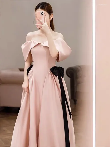 Robes de fête robe de soirée rose en satin sans bretelles ruban de ruban du sol de fond de la longueur du bateau à épaule mariée