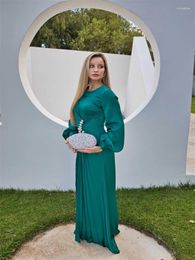 Robes de fête vendant des décolletés ronds verts foncés perles de luxueuse satin a-line bal à manches longues pour femmes avec ceinture