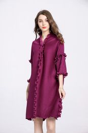 Robes de soirée VENTE Robe miyake à plis de couleur pure avec col en V, demi-manches, volants, longueur genou EN STOCK