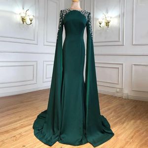 Robes de soirée sereine colline vert sirène satin manches cape perlée élégante robes de soirée 2023 pour les femmes GLA70934