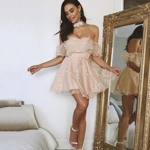 Vestidos de fiesta Sexy A-Line Off The Shoulder Short Pink Lace Homecoming Dress con volantes Elegante Backless mangas Mini Prom 2022Party