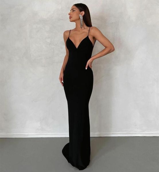 Robes de fête sexy longues noires plissées sirène sirène spaghetti en V V robe de bal sans dossier de bal sans concours de train pour femmes