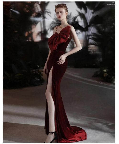 Robes de soirée sexy rouge bal avec licou sans manches haute fente satin velours bowknot dentelle soirée robes sur mesure