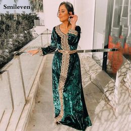 Feestjurken Smileven Groene Marokko Caftan Evening V Hals Lace Outfit Dubai Prom -jurk Velvet Formele lange mouwen