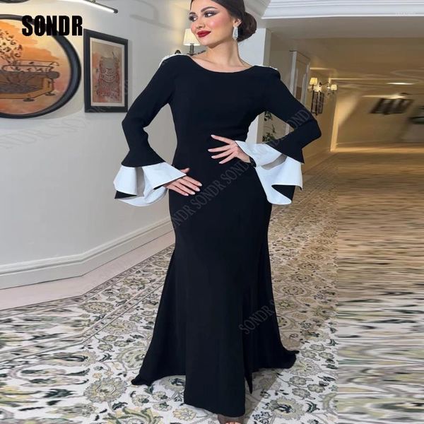 Robes de soirée Sondr élégant noir / blanc dos nu sirène soirée dubaï arabe femmes satin longues perles robes de bal robe formelle