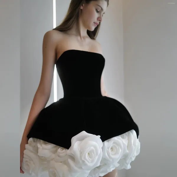 Robes de soirée élégantes en velours noir court de bal avec des fleurs roses 3D sans bretelles bas gonflé à la main robe formelle florale mini robe