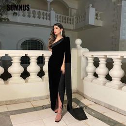 Robes de fête SUMNUS SIMPLE Black Velvet Evening Dubaï Arabe One épaule Split Long Cape Sleeve Longle Prom Robes pour femmes