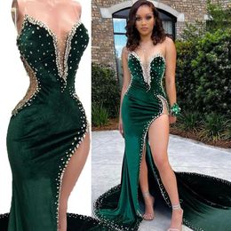 Robes de fête Sunnybridal Sexy Green Velvet Long Mermaid Prom 2024 pour les filles noires cristaux sans bretelles