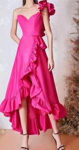 Robes de soirée col en v longueur genou Hi-Lo classique bandoulière irrégulière robe formelle femmes élégantes