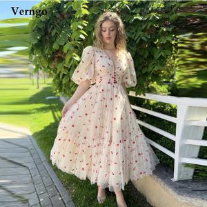Feestjurken Verngo Fairy Tule A Line Prom Half Puff Sleeves V Neck Cherry Midi Formele kleding Vintage Homecoming Gown 2024