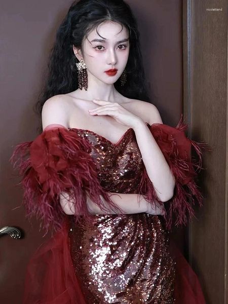 Vestidos de fiesta Vintage Red Prom Mermaid Sequins Side Splite Feather Feather Woman cariño Compromiso sin mangas vestidos de celebridad 2024