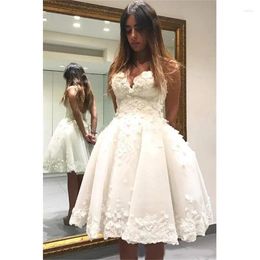 Vestidos de fiesta Blanco hasta la rodilla Sin espalda Cariño Regreso a casa con flores 3D Una línea de cóctel corto Vestido de fiesta