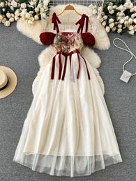 Robes de soirée femmes robe d'été français rétro niche conception brodé jarretelle avec ceinture mince maille mi-longueur D3596