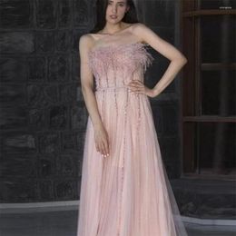 Robes de fête Xijun Dubai Plumes roses Crystal perle du soir sans bretelles sans manches A-Line Saudi Arabe