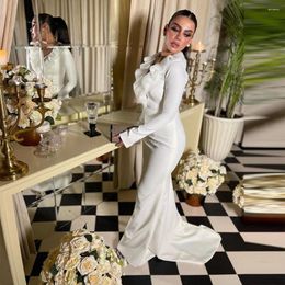 Robes de fête Xijun Dubai Femmes Blanc Sirène Soirée V V Vandes longues Pleat Saudi Arabe Arabe Robe de célébrité
