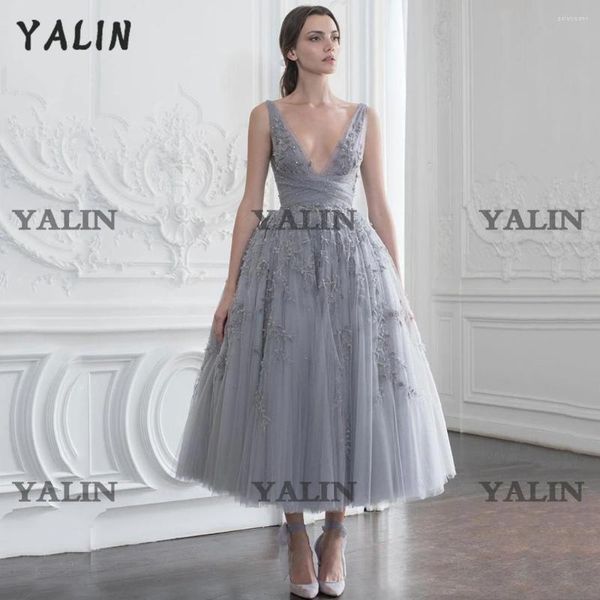 Robes de soirée Yalin formelle col en V profond dos nu robe de cocktail -longueur gris tulle bal courte perles dentelle robe de graduation