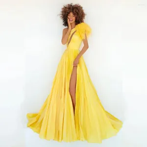 Robes de fête jaunes un bal d'épaule long avec des plumes hautes divisées en taffetas formelle robe robe de soirée élégante