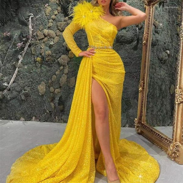 Vestidos de fiesta Vestido de fiesta amarillo Rebordear Lentejuelas Plumas Un hombro Plisado Alto Split Formal Vestidos de noche Elegantes Para Mujer