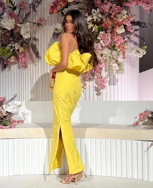 Robes de soirée jaune bal fente latérale longue robes de soirée sans bretelles froncé fermeture éclair dos robe d'invité de mariage pour les femmes