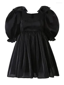 Robes de fête Yenkye 2024 Fashion Femmes Black Bow Puff Sobre Elegant Square Clare Femme Femme Mini Robe courte