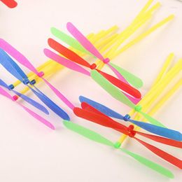 Party Favor 10/20/30/40pcs Nieuwigheid Plastic Bamboe Dragonfly Propeller Baby Kids Outdoor Speelgoed vliegende Pijlen Verjaardagscadeau