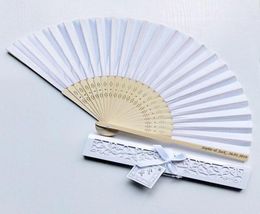 Party Favor 30 pièces personnalisé gravé luxueux soie pli main ventilateur dans une élégante boîte-cadeau découpée au laser cadeaux de mariage pr5163504