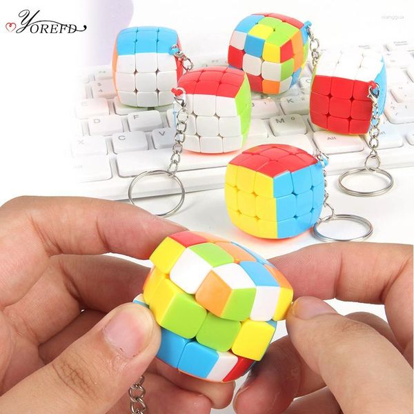 Favor de la fiesta 3pcs mini cubos mágicos rompecabezas para principiante cubo mágico keychain educativo juguete para niños favores de cumpleaños regalo