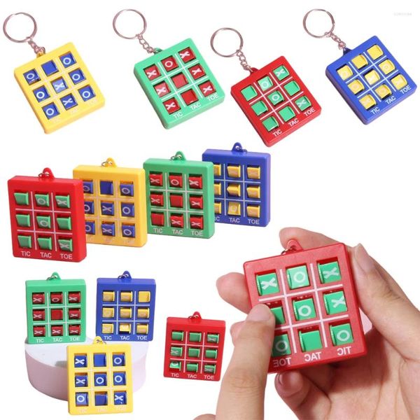 Favor de fiesta 4 unids / set Pequeños juguetes de juego clásicos con llavero Mini Tic Tac Toe Keyring Colorido Portátil Educativo para niños