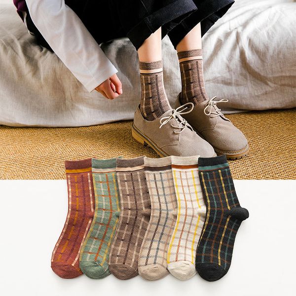 Favor de fiesta 6 colores Estilo coreano Nuevos calcetines de punto Calcetines de tubo medio de la tela escocesa de las mujeres Calor de otoño e invierno Calcetines deportivos cómodos 2 unids / par Q515