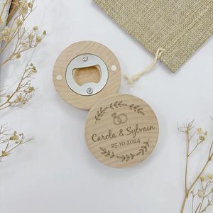 Fête favorable de mariage personnalisée Réfrigérateur Aimant Souvenir Souveniture personnalisée Cadeau de bière en bois gravé avec sac de jute