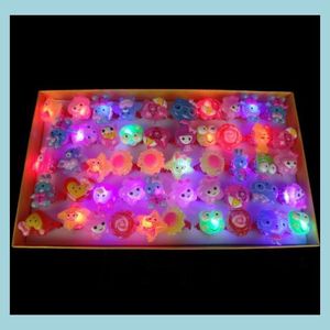 Party Gunst Led Light Up Rings Glow Gunsten flitsende kinderprijzen Doos speelgoed Vaartelklasse Berinnende Pasenthema Treasure Levert een DHBIP