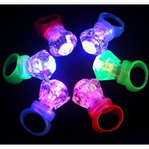 Favor de fiesta Iluminar Anillos espumosos Ducha nupcial Favores Niños Adts Flashing Plastic Diamond Bling LED Glow Ring para cumpleaños Soltero Dhlkn