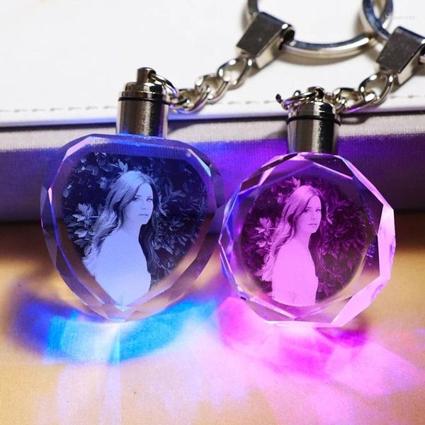 Faveur de fête Faveurs personnalisées Cadeau Souvenirs de la Saint-Valentin LED Laser Gravé Cristal Image Porte-clés Cadeaux De Mariage D'invité