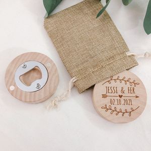 Party Favor Personnalisé Mariage Remise Sculpture En Bois Réfrigérateur Aimant Bière Décapsuleur Invité Souvenir avec Sac En Toile De Jute 230404