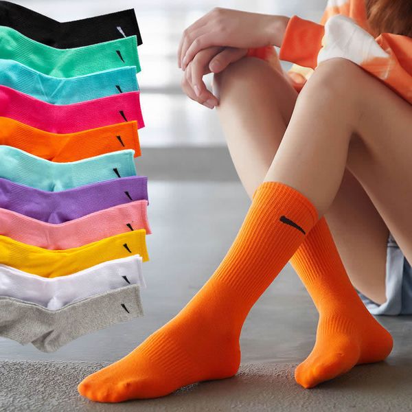 Party Favor Vente chaussettes de sport couple chaussettes longues personnalité conception féminine style d'école de professeur couleur mélangée en gros N avec étiquettes