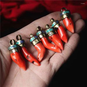 Favoris de fête en gros 10 pièces en alliage de laiton tibétain coiffé pendentif de pépites de bambou de corail rouge teinté
