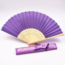 Feestartikelen Gepersonaliseerde Silk Fold Hand Fan in Elegante Laser-Cut Gift Box Wedding Geschenken + Afdrukken 100 stks / partij SN2253