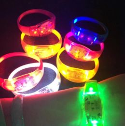 Party Favors Silicone Son Contrôlé LED Lumière Bracelet Activé Glow Flash Bracelet Bracelet Cadeau De Mariage Halloween Noël
