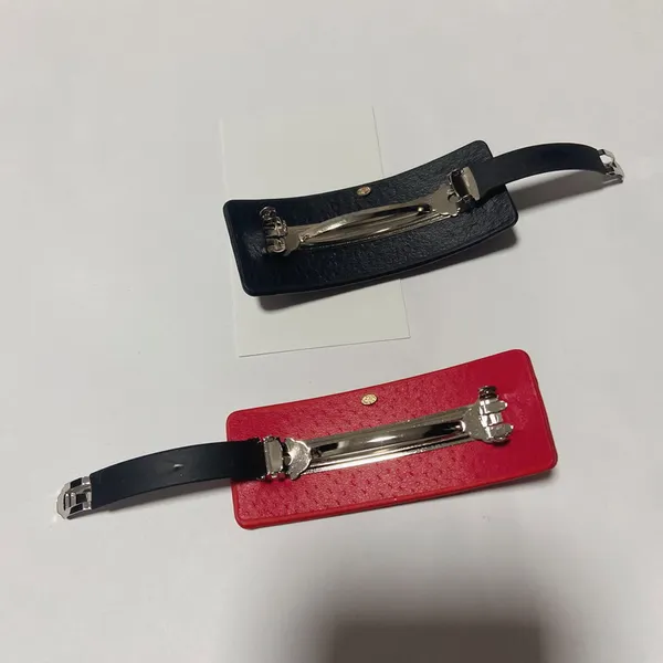 Regalos de fiesta moda pinza de pelo de textura de piel de oveja negra y roja clip de una palabra accesorios populares para la cabeza en países europeos y americanos