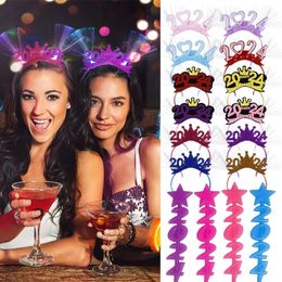 Cappelli da festa 2024 Christmas Glowing Hairband Lighting Stick Xmas Glitter Crown Alimentato a batteria Fascia luminosa Decorazioni per l'anno 230923