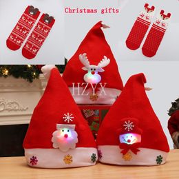 Feestmutsen LED -lichten Kerstmis en cartoonsokken Koop een hoed geven een paar geschenken Decoraties 230411