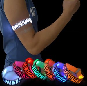 Bracelets de décoration de brassard LED pour la course à pied Exercice de cyclisme Glow Light up in Dark Night Running Gear Safety Reflective Sports Festive Event Wristband