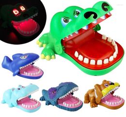 Party Maskers Creatieve Big Size Krokodil Mond Tandarts Bite Finger Game Funny Gags Met Lichtversterker Geluid Speelgoed Voor kinderen Familie Spelen 2718859