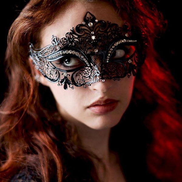 Máscaras de fiesta Masquerade Face Cover Hollow Out Retro Gorgeous Cosplay Props Metal Venice Costume Black Half Set para Carnival 230630