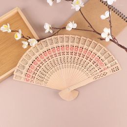 Fournions de fête 1pc ventilateur pliant en bois chinois Sandal Scenting Fans creux de style rétro à la main