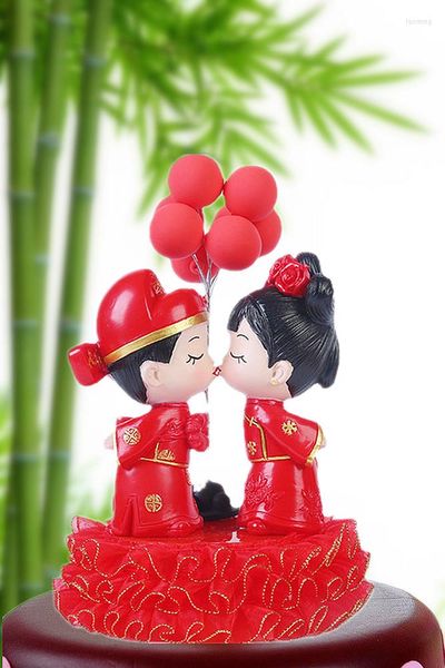 Suministros de fiesta estilo tradicional Chiness novia y novio pastel de boda Topper pareja roja con globos figuritas regalos favores