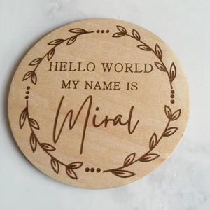 Signe du nom de bébé personnalisé de fournitures Hello World My Is Wood Annouvement Disc Custom plaque