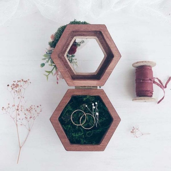 Suministros de fiesta personalizado grabado nombre y fecha personalizado novia dama de honor caja de anillo de boda Hexagonal de madera antigua