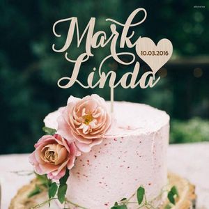 Fournitures de fête Personnalisé Rustique Couple Nom En Bois Gâteau Topper Personnalisé Mariée Et Le Marié Toppers Pour La Décoration D'anniversaire De Mariage