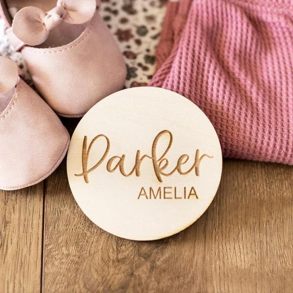 Suministros de fiesta personalizados de madera para bebé, niña, niño, nombre, etiquetas nacidas, regalo de ducha, logotipo grabado, tarjeta redonda personalizada, recuerdo